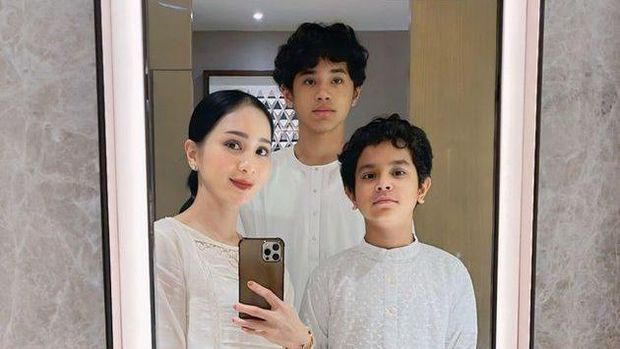 Keluarga Bunga Zainal