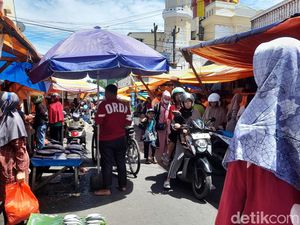 Pasar Terong Makassar Dipadati Warga Beli Kebutuhan Lebaran Idul Fitri