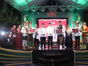 Kontes Bandeng Kawak Gresik Dibanjiri Ribuan Warga