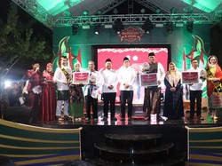 Kontes Bandeng Kawak Gresik Dibanjiri Ribuan Warga