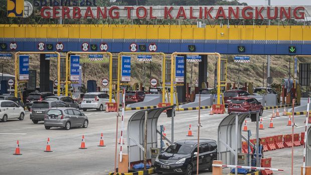 Kendaraan (lajur kanan) melakukan tap in menuju arah Jakarta di Gerbang Tol Kalikangkung, Semarang, Jawa Tengah, Selasa (9/4/2024). Korps Lalu Lintas (Korlantas) Polri menghentikan skema lalu lintas satu arah (one way) Tol Trans Jawa dari Km 72 Tol Cipali sampai dengan Km 414 Gerbang Tol Kalikangkung pada arus mudik Lebaran 2024. ANTARA FOTO/Aprillio Akbar/pras.