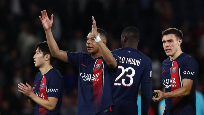 Soccer Football - Ligue 1 - Paris St Germain v Clermont - Parc des Princes, Paris, France - April 6, 2024 Paris St Germains Kylian Mbappe acknowledges fans after the match REUTERS/Stephanie Lecocq
