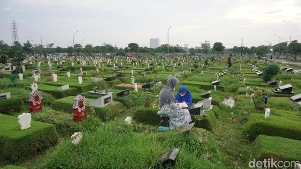 Ziarah Kubur di TPU Keputih Surabaya Menjelang Lebaran