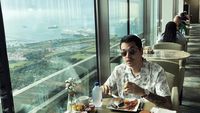 Momen Kevin Julio Sarapan di Singapura hingga Nongkrong di Kafe