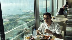 Momen Kevin Julio Sarapan di Singapura hingga Nongkrong di Kafe
