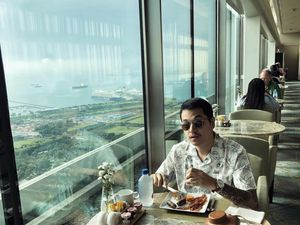 Momen Kevin Julio Sarapan di Singapura hingga Nongkrong di Kafe