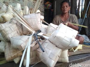 Pengrajin Cangkang Ketupat di Palembang Kebanjiran Orderan Jelang Lebaran