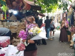 H-1 Lebaran 2024, Masyarakat Berburu Bunga di Pasar Rawa Belong