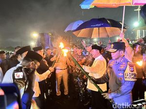 Peserta Pawai Obor di Masjid 99 Kubah Makassar Tetap Antusias Meski Hujan