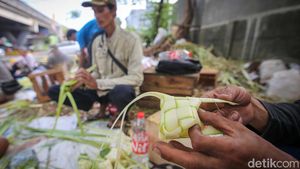 Pedagang Kulit Ketupat Kewalahan Layani Pesanan yang Membludak
