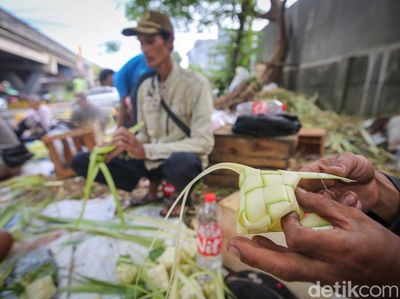 Pedagang Kulit Ketupat Kewalahan Layani Pesanan yang Membludak