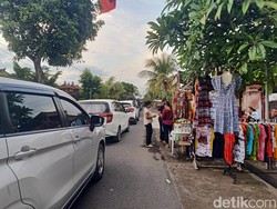 Warga Gilimanuk Jadi Pedagang Musiman-Sewa Toilet, Cuan Rp 500 Ribu per Hari