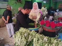 Irma Beli Bunga Sedap Malam Meski Harga Naik: Sudah Tradisi Keluarga