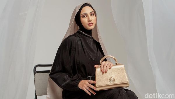 Foto: Inspirasi Gaya Lebaran Mira Agile, Tas Classy Elegan Jadi Andalan
