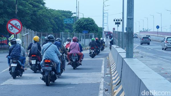 Pemudik Mulai Ramai Melintas di Jembatan Suramadu