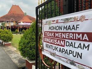 Pasang Poster di Gerbang Pendopo, Bupati Trenggalek Tolak Parsel Lebaran Pasang Poster di Gerbang Pendopo, Bupati Trenggalek Tolak Parsel Lebaran