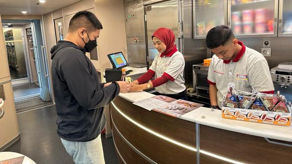 Pengin Beli Camilan Saat Naik Kereta Cepat? Langsung ke Sini
