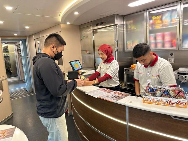 Pengin Beli Camilan Saat Naik Kereta Cepat? Langsung ke Sini