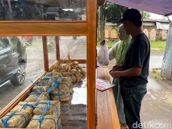 Cuan Melimpah dari Jualan Lontong Jelang Lebaran