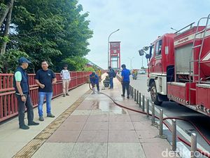 Jembatan Ampera Mulai Dibersihkan untuk Pelaksanaan Salat Id