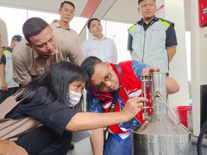 Polda Jatim Cek SPBU dan SPBE Pastikan BBM dan Elpiji Aman Selama Lebaran Polda Jatim Cek SPBU dan SPBE Pastikan BBM dan Elpiji Aman Selama Lebaran
