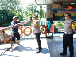 Polisi Cek Keamanan Perahu Penyeberangan di Sungai Brantas Blitar