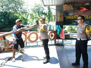 Polisi Cek Keamanan Perahu Penyeberangan di Sungai Brantas Blitar Polisi Cek Keamanan Perahu Penyeberangan di Sungai Brantas Blitar