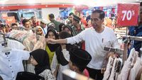 Potret Jokowi Traktir Anak Yatim Baju Lebaran di Plaza Atrium Senen