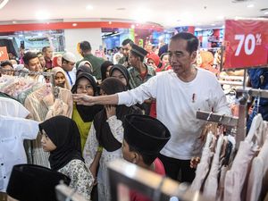 Potret Jokowi Traktir Anak Yatim Baju Lebaran di Plaza Atrium Senen Potret Jokowi Traktir Anak Yatim Baju Lebaran di Plaza Atrium Senen