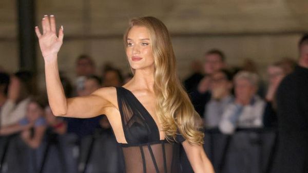 7 Potret Rosie Huntington-Whiteley Pakai Gaun Lingerie, Seksi Berisiko