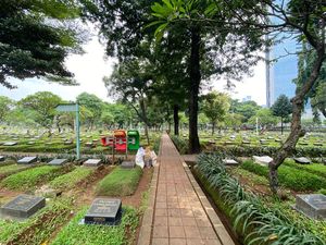 15 Tahun Jual Bunga di TPU Karet Bivak Jakpus, Deti: Ini yang Paling Sepi 15 Tahun Jual Bunga di TPU Karet Bivak Jakpus, Deti: Ini yang Paling Sepi