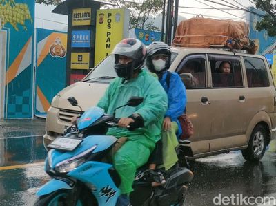 H-1 Lebaran, Limbangan Garut Diguyur Hujan