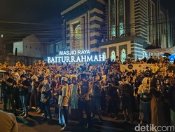 Warga Ramai-ramai Melihat Pawai Obor Takbiran di Kampung Jawa Denpasar