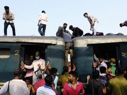 Suasana Mudik Idul Fitri Penuh Sesak di Bangladesh
