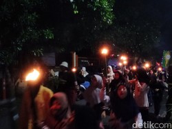 Semaraknya Pawai Obor Sambil Takbiran Keliling di Surabaya