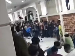 Heboh Bocah Saling Lempar Sandal di Masjid Raya Makassar gegara Antre THR