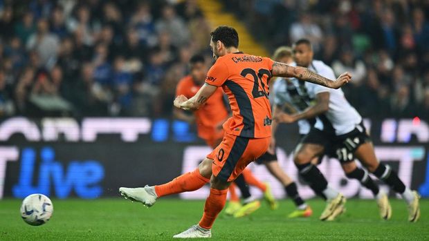 UDINE, ITALY - APRIL 08: Hakan Calhanoglu of FC Internazionale scores his team's first goal from the penalty spot during the Serie A TIM match between Udinese Calcio and FC Internazionale at Dacia Arena on April 08, 2024 in Udine, Italy. (Photo by Alessandro Sabattini/Getty Images)