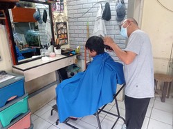 Diserbu Jelang Lebaran, Tukang Cukur di Jaksel Raup Rp 900 Ribu Per Hari