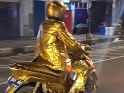 Viral Manusia Emas Bikin Silau di Tengah Tren Shimmer Lebaran 2024