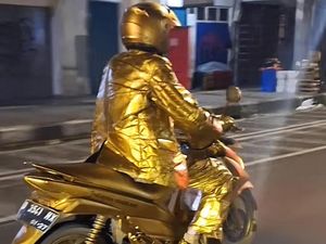 Viral Manusia Emas Bikin Silau di Tengah Tren Shimmer Lebaran 2024 Viral Manusia Emas Bikin Silau di Tengah Tren Shimmer Lebaran 2024