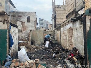 Warga Gambir Singkirkan Puing-puing Rumah Sisa Kebakaran Semalam