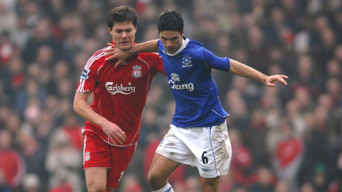(L-R) Liverpools Xabi Alonso and Evertons Mikel Arteta battle for the ball  (Photo by John Walton - PA Images via Getty Images)