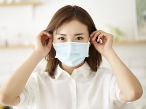 Sedang Kurang Sehat? Tahan Dulu, Cipika-cipiki Gampang Tularkan Penyakit Ini