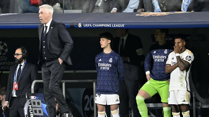 MADRID, SPAIN - APRIL 09: Real Madrid midfielder Arda Guler (C) among the substitute players in the UEFA Champions League Quarter-Final match between Real Madrid and Manchester City at Santiago Bernabeu Stadium in Madrid, Spain on April 09, 2024. (Photo by Burak Akbulut/Anadolu via Getty Images)