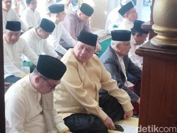 Airlangga hingga Aburizal Bakrie Salat Idul Fitri di Masjid Golkar