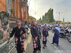 Pecalang Ikut Jaga Umat Islam Salat Id di Bali Pecalang Ikut Jaga Umat Islam Salat Id di Bali
