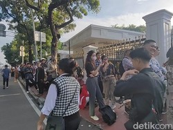 Warga Mulai Antre untuk Hadiri Open House Jokowi di Istana