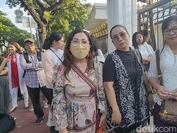 Warga Rela Antre Open House Jokowi di Istana Sejak Pukul 05.00