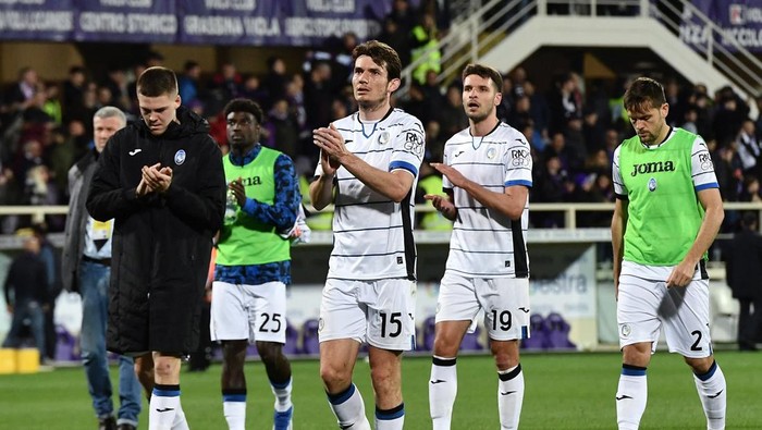 Soccer Football - Coppa Italia - Semi Final - First Leg - Fiorentina v Atalanta - Stadio Artemio Franchi, Florence, Italy - April 3, 2024 Atalantas Marten de Roon applauds fans after the match REUTERS/Jennifer Lorenzini