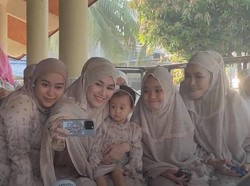Gaya Ayu Ting Ting dan Keluarga Laksanakan Salat Id di Depok